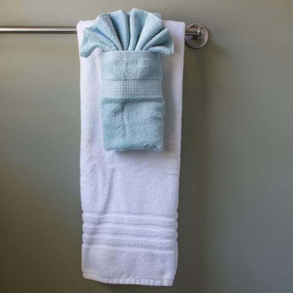 BATHROOM DECORATING IDEAS // Towel Folding Ideas for Bathroom